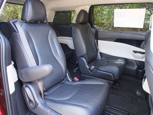 Used 2023 Kia Carnival SX FWD image 13