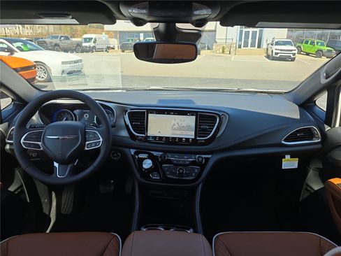 New 2026 Chrysler Pacifica Pinnacle image 18