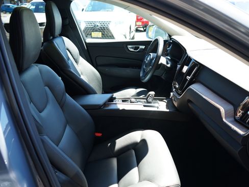 Used 2022 Volvo XC60 B5 Momentum image 36