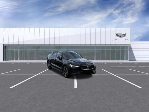 Used 2025 Volvo V60 B5 Cross Country Plus AWD/4WD image 1