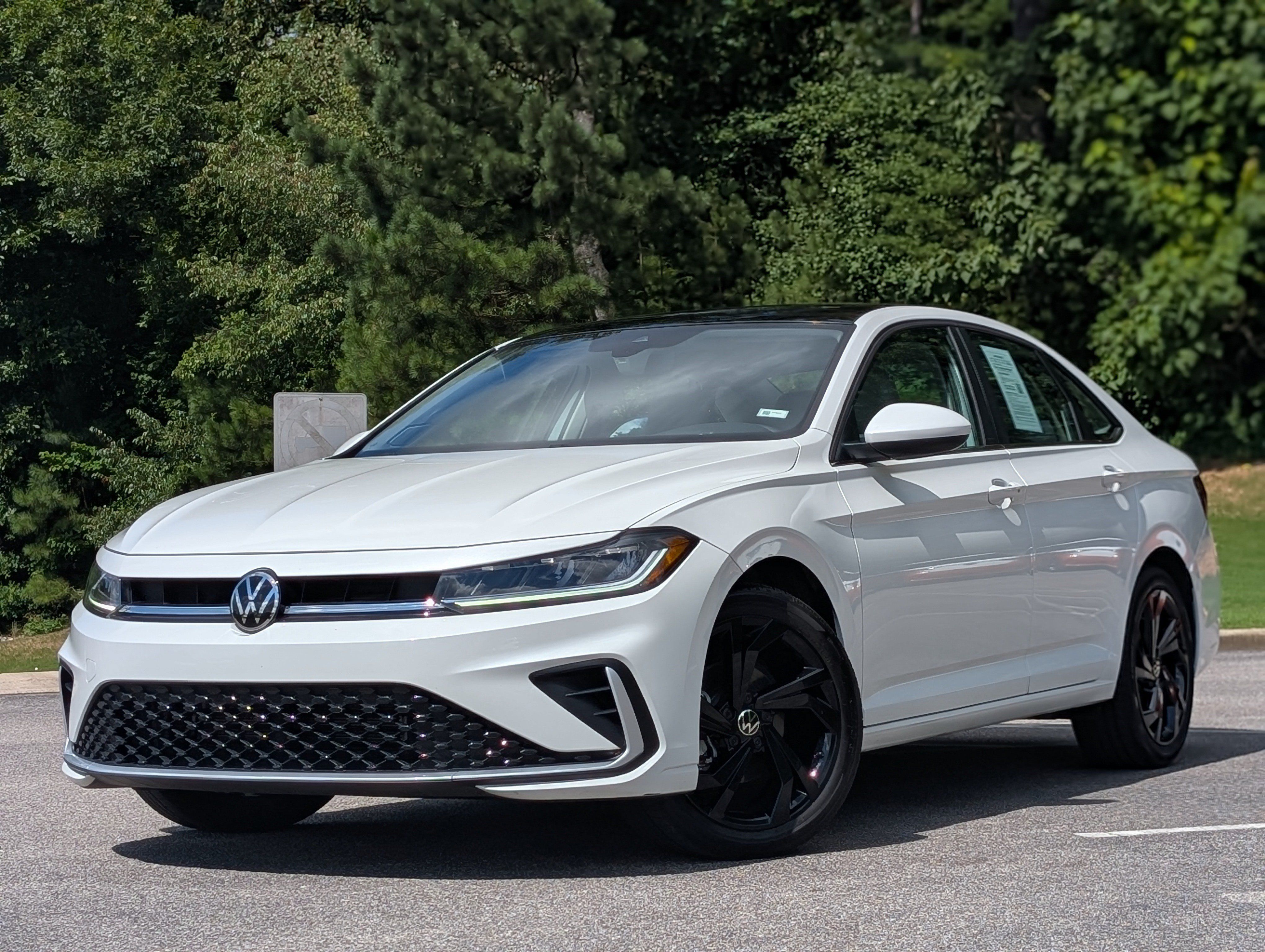 Used 2025 Volkswagen Jetta SE w/ Sunroof Package FWD image 4
