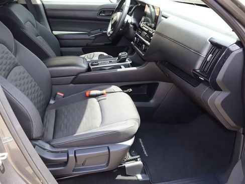 Used 2025 Nissan Pathfinder SV AWD/4WD image 17