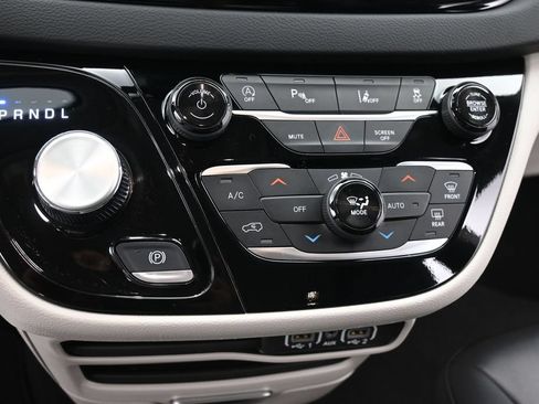 Used 2024 Chrysler Pacifica Touring-L FWD image 12