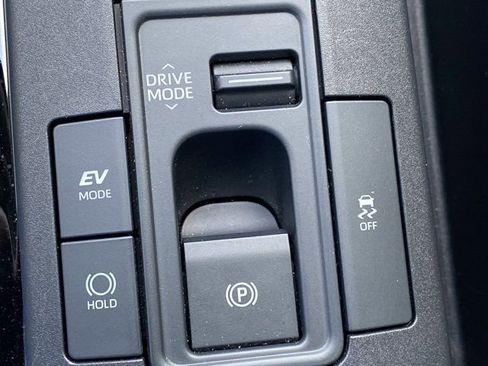 Used 2025 Toyota Prius LE FWD image 24