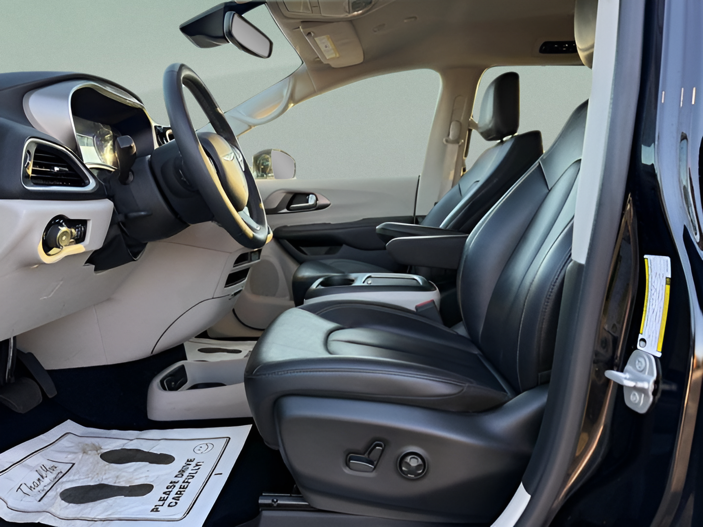 Used 2024 Chrysler Pacifica Touring-L FWD image 18