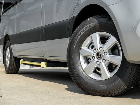 Used 2025 Mercedes-Benz Sprinter 2500 image 7