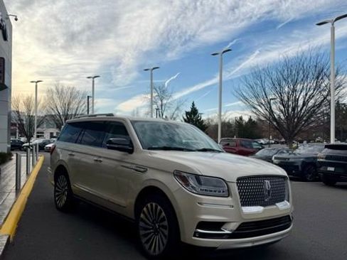 Used 2018 Lincoln Navigator Reserve image 2