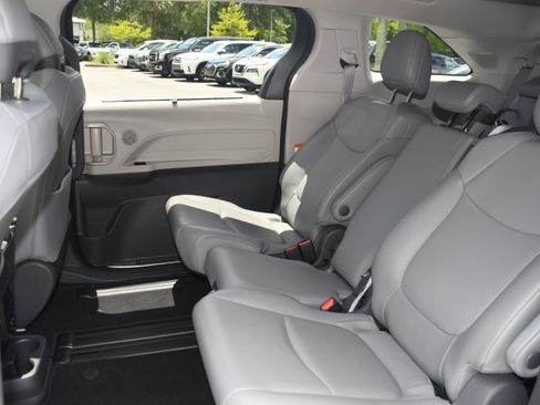 Used 2021 Toyota Sienna XLE w/ XLE Plus Package FWD image 15