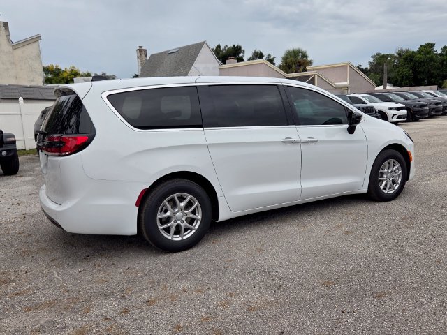 New 2027 Chrysler Pacifica Select FWD image 8