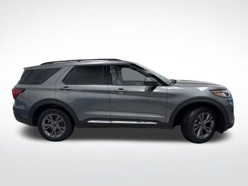 Used 2025 Ford Explorer Active w/ Active Comfort Package image 2