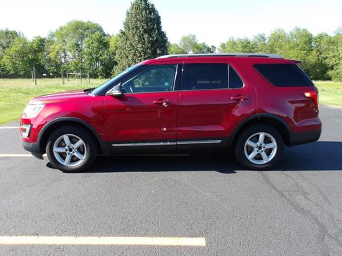 Used 2017 Ford Explorer XLT w/ Equipment Group 202A AWD/4WD image 11