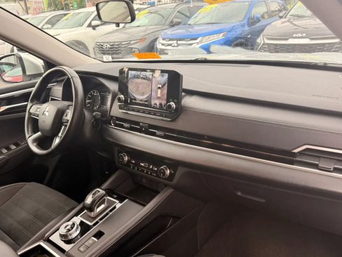 Used 2024 Mitsubishi Outlander FWD image 17