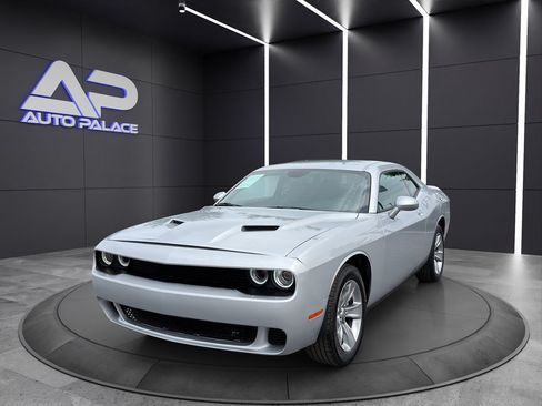 Used 2021 Dodge Challenger SXT RWD image 1
