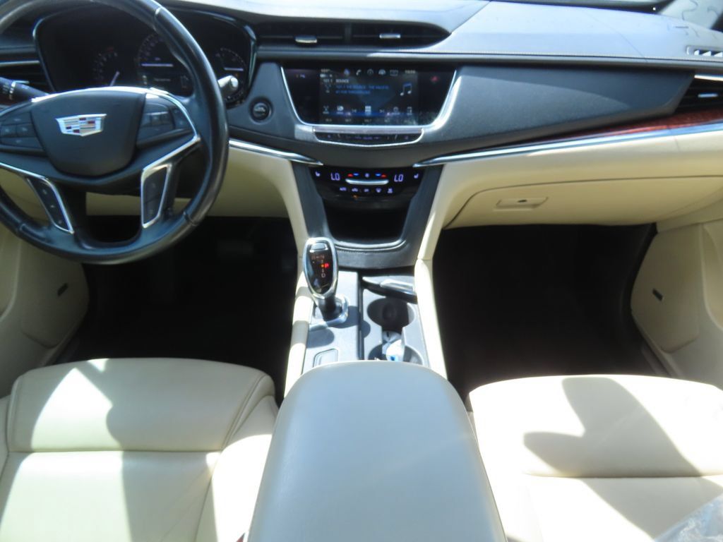 Used 2018 Cadillac XT5 Luxury w/ Driver Awareness Package FWD image 7