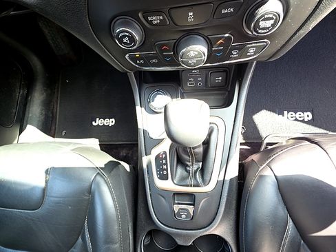 Used 2018 Jeep Cherokee Limited AWD/4WD image 18