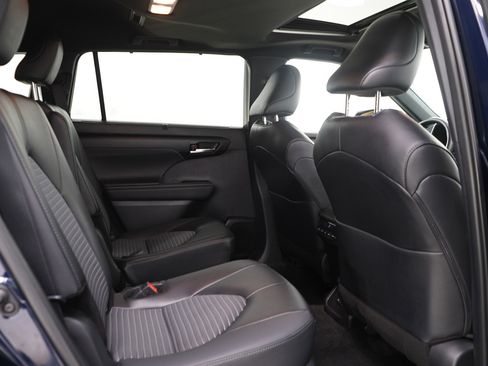 Used 2025 Toyota Highlander XSE AWD/4WD image 14
