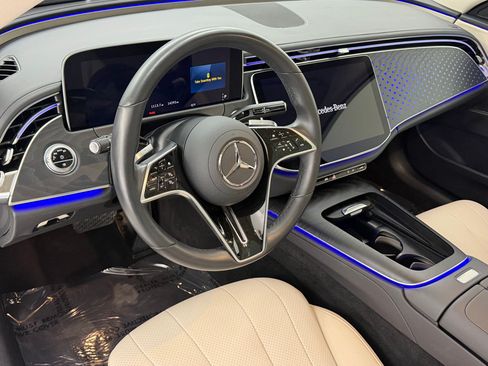Used 2025 Mercedes-Benz E 350 4MATIC Sedan image 4