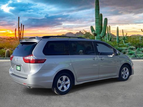 Used 2019 Toyota Sienna XLE FWD image 3