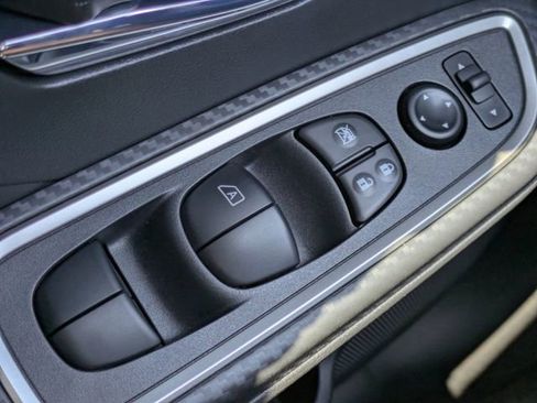 New 2025 Nissan Versa SR w/ Trunk Package image 22