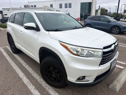 Used 2014 Toyota Highlander Limited Platinum AWD/4WD image 2