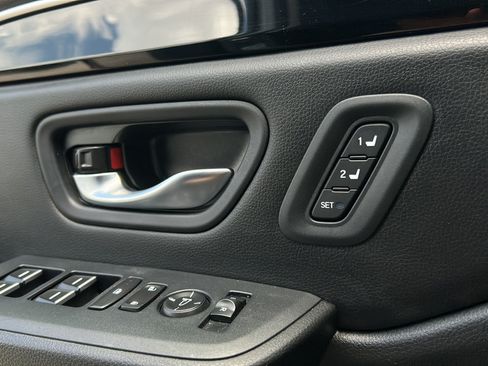 Used 2025 Honda Pilot Touring image 13