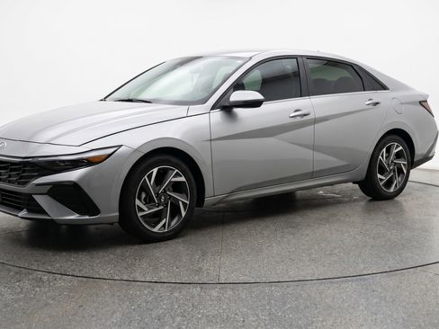 Used 2025 Hyundai Elantra SEL FWD image 3