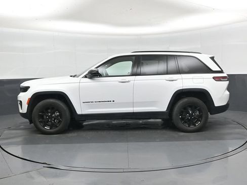 Used 2025 Jeep Grand Cherokee Altitude AWD/4WD image 9