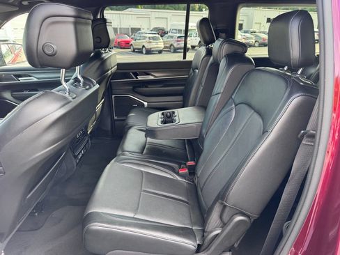 Used 2024 Jeep Wagoneer L Series II w/ Flexible Seating Group AWD/4WD image 32