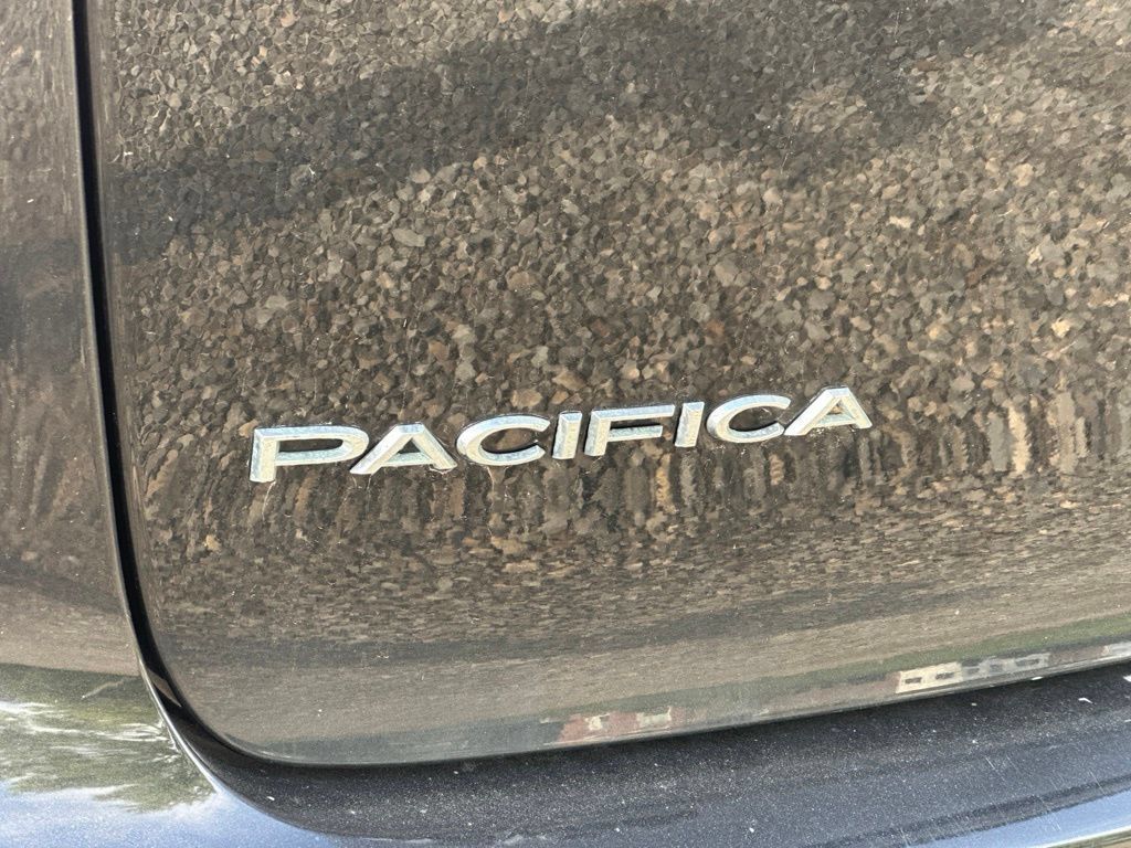 Used 2017 Chrysler Pacifica Touring-L Plus w/ Advanced Safetytec Group FWD image 4