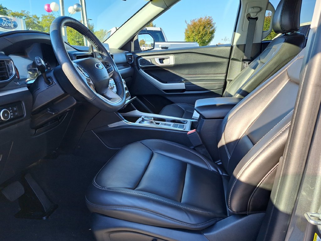 Used 2024 Ford Explorer XLT w/ Equipment Group 202A RWD image 13