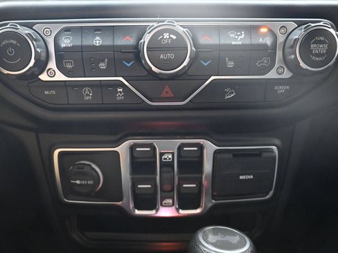Used 2020 Jeep Wrangler Unlimited Sahara w/ Cold Weather Group AWD/4WD image 17