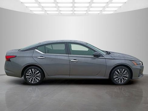 Used 2025 Nissan Altima 2.5 SV image 10