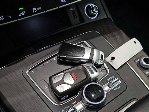 Used 2020 Audi Q5 e Premium Plus w/ Premium Plus Package image 31