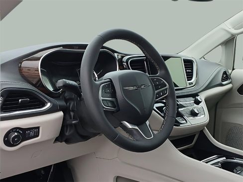 Used 2023 Chrysler Pacifica Limited image 12