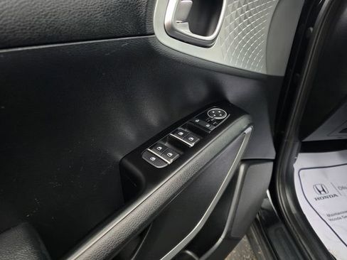 Used 2025 Kia Soul LX w/ LX Technology Package FWD image 24