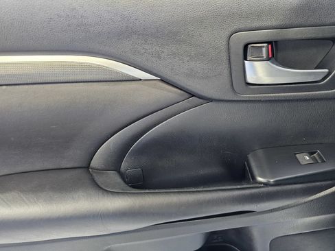 Used 2019 Toyota Highlander SE w/ Carpet Mat Package (TMS) FWD image 12