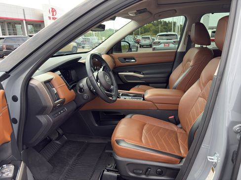 Used 2023 Nissan Pathfinder Platinum FWD image 9
