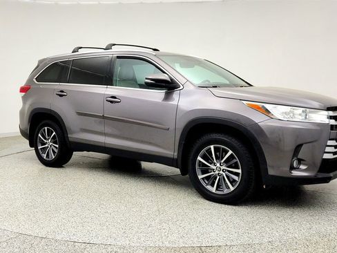 Used 2019 Toyota Highlander XLE AWD/4WD image 3