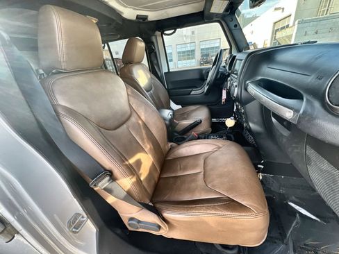 Used 2013 Jeep Wrangler Unlimited Sahara image 27