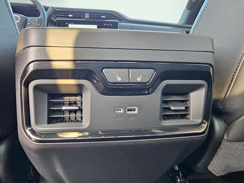 Used 2025 GMC Sierra 2500 AT4 AWD/4WD image 11