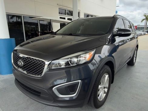 Used 2018 Kia Sorento FWD image 2