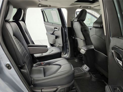 Certified 2022 Toyota Highlander XLE image 30