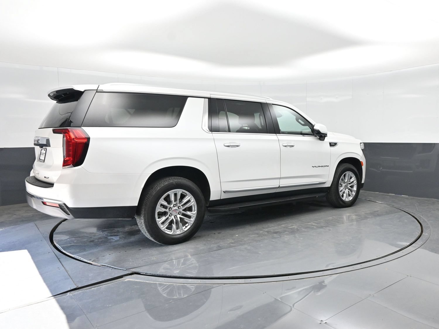 Used 2024 GMC Yukon XL SLT w/ SLT Premium Package RWD image 12