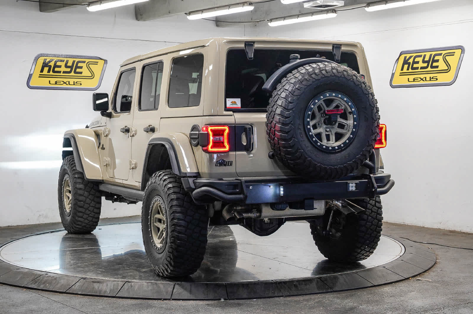 Used 2022 Jeep Wrangler Unlimited Rubicon w/ Trailer Tow Package AWD/4WD image 2