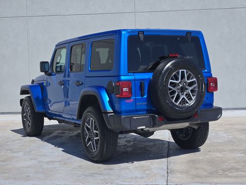 Used 2025 Jeep Wrangler Unlimited Sahara AWD/4WD image 6