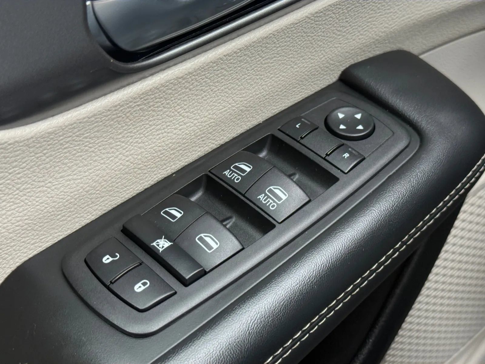 Used 2023 Chrysler Pacifica Touring-L FWD image 39