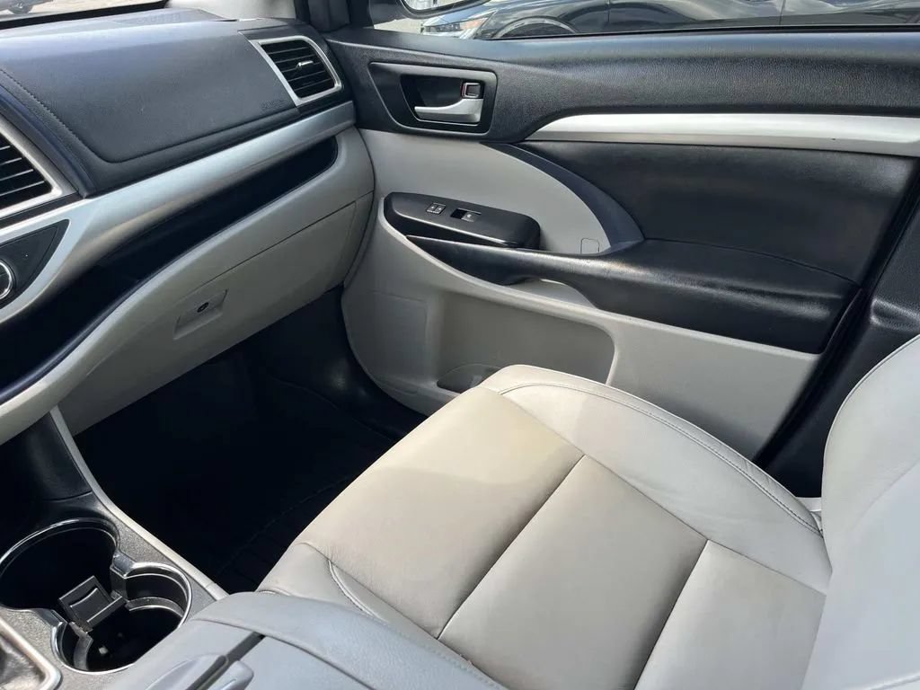 Used 2019 Toyota Highlander XLE AWD/4WD image 13