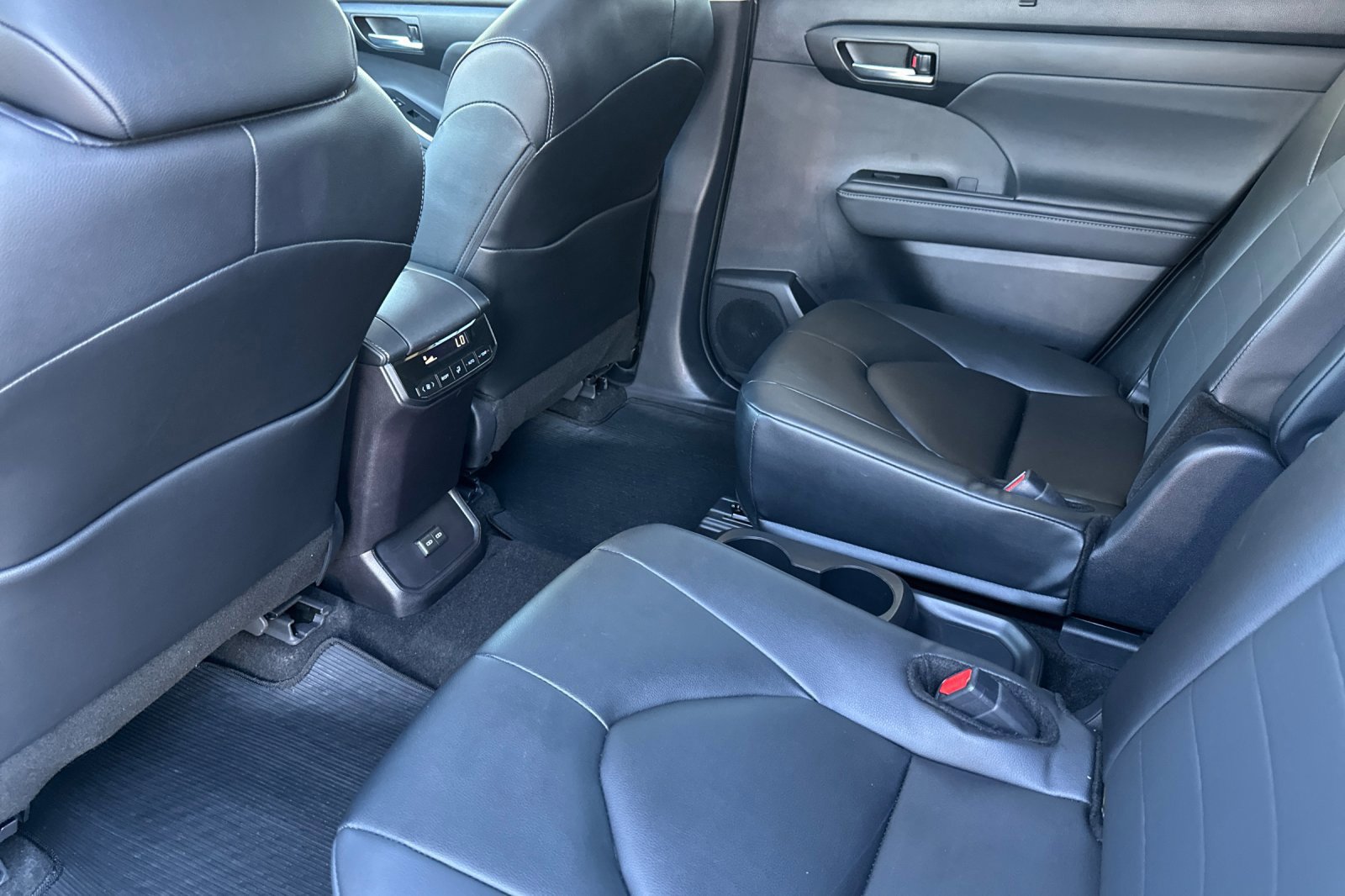Used 2026 Toyota Highlander XLE AWD/4WD image 13