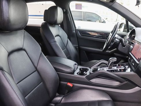 Used 2021 Porsche Cayenne w/ Driver Memory Package image 18