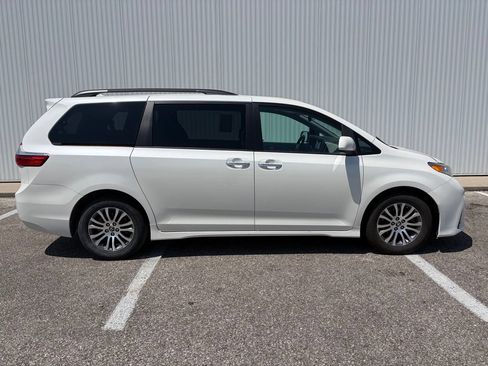 Used 2018 Toyota Sienna XLE w/ Carpet Mat Package FWD image 9